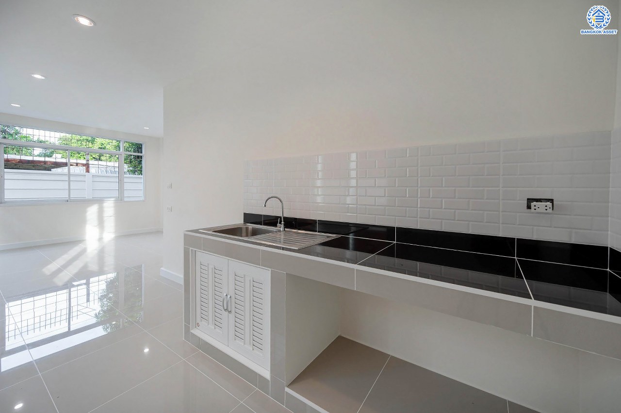 บ้านมือสองตกแต่งใหม่ โครงการ บุษราคัมรีเจนท์ ปิ่นเกล้า-บรมราชชนนี เนื้อที่  67.50 ตร.ว. ฟังก์ชัน 3 ห้องนอน 3 ห้องน้ำ จอดรถได้ 2 คัน สภาพแวดล้อมดี เดินทางเข้าสู่เมืองได้สะดวกเชื่อมต่อ ถนนพุทธมณฑลสาย 2, ถนนบรมราชชนนี, ถนนกาญจนาภิเษก, ถนนศาลาธรรมสพน์ ใกล้เซ็นทรัลปิ่นเกล้า, ตลาดสดธนบุรี และจุดขึ้นทางด่วน "ศรีรัช"